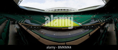 Panorama-Foto der Centre Court Wimbledon / Tennis Meisterschaft Stadion Arena mit dem Schiebedach. Wimbledon, Großbritannien. Stockfoto