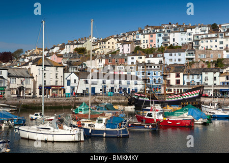 Großbritannien, England, Devon, Brixham Boote im Hafen vor Anker neben Golden Hind Replik Schiff Stockfoto