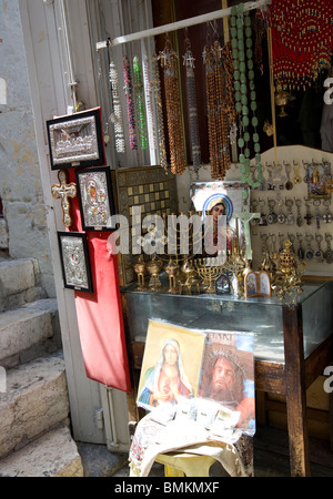 Symbole und religiöse Gegenstände zum Verkauf in der Altstadt von Jerusalem Stockfoto