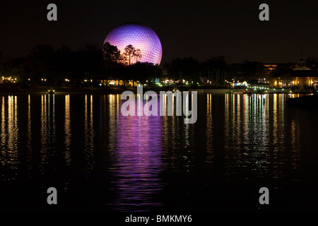 Geodätische Kuppel der Anziehung Raumschiff Erde beleuchtet mit lila Licht reflektiert See in der Nacht in Walt Disneys Epcot Center Stockfoto