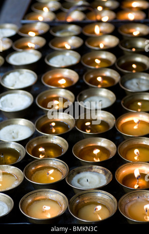 Votiv-Kerzen in den Tempel des Chimi Lhakhang, Bhutan, Asien Stockfoto