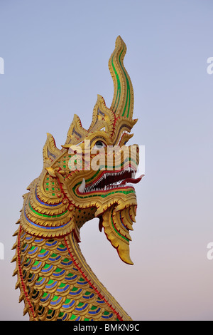 Eine Naga-Statue in der Nähe einen buddhistischen Tempeleingang in Thailand Stockfoto