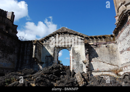 Ruinen von San Juan Parangaricutiro durch die Lava des Vulkans Paricutin in Michoacan, Mexiko begraben. Stockfoto