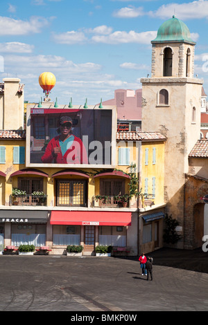 Schwarze Frau vor der Kamera und auf dem großen Bildschirm in Lichter, Motoren, Action! Extreme Stunt Show in Disney's Hollywood Studios Stockfoto