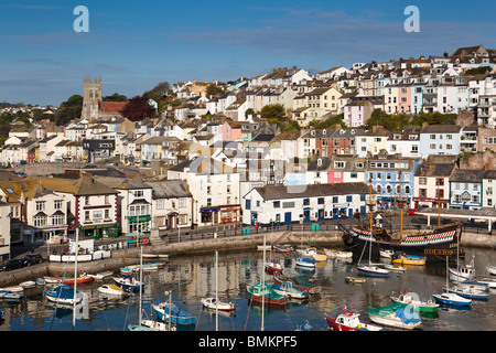 Großbritannien, England, Devon, Brixham Boote im Hafen vor Anker neben Golden Hind Replik Schiff erhöhten Blick Stockfoto