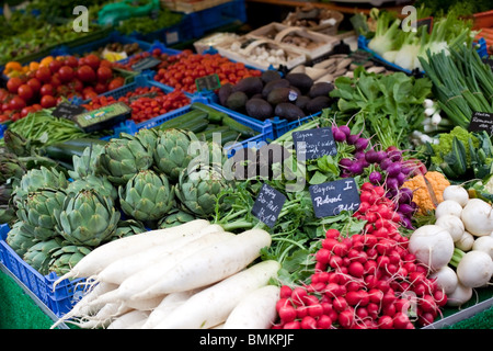 verschiedene Frischgemüse auf Markt-Fenster. horizontalen Schuss Stockfoto