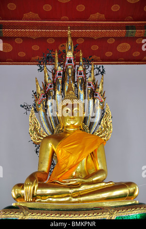 Eine Buddha-Statue in der Position des Buddha meditieren. Die sieben Häupter der Naga sind zum Schutz des Buddhas. Stockfoto