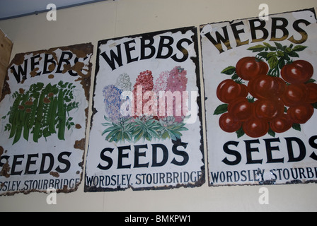 Schon früh Werbebildschirm für Samentüten, National Museum of Gardening, Trevarno Estate, Cornwall, UK Stockfoto