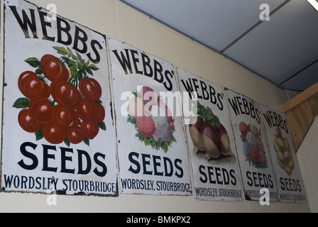 Schon früh Werbebildschirm für Samentüten, National Museum of Gardening, Trevarno Estate, Cornwall, UK Stockfoto