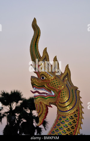 Eine Naga-Statue in der Nähe einen buddhistischen Tempeleingang in Thailand Stockfoto