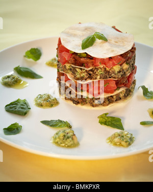 Tomaten und Basilikum-Lasagne mit Pesto. Stockfoto