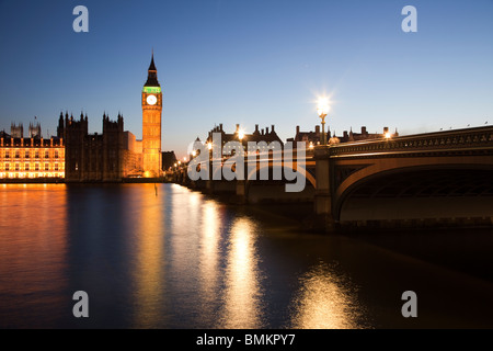 Big Ben und Westminster Bridge in der Dämmerung London angesehen Stockfoto