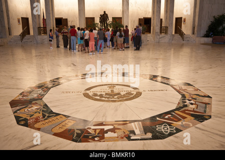 Besucher nach Tour durch die Milton Hershey School in der Besucher-Center der Gründer-Halle in Hershey, Pennsylvania Stockfoto
