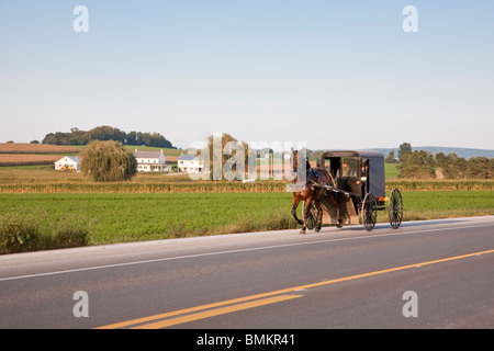 Lancaster County, PA - Sept 2009 - Amish-Familie auf Autobahn in Lancaster County Pennsylvania Pferd und Buggy fahren Stockfoto