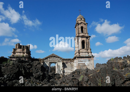 Ruinen von San Juan Parangaricutiro durch die Lava des Vulkans Paricutin in Michoacan, Mexiko begraben. Stockfoto