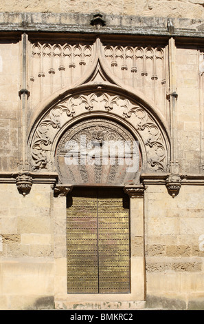 Eine reich verzierte Tür in der Außenwand der Mezquita de Córdoba oder Kathedrale in Córdoba, Andalusien, Südspanien Stockfoto