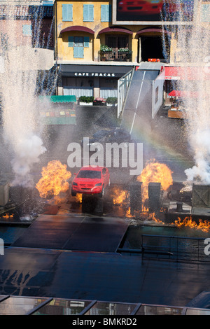Das rote Auto springt am Ende der Show in „Lichter, Motoren, Action“ durch flammende Explosionen! Extreme Stunt Show in den Hollywood Studios Stockfoto