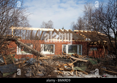 Komplette Wiederaufbau eines Einfamilienhauses und das Dach nach Wasserschaden Bauschutt im Vordergrund, Finnland Stockfoto