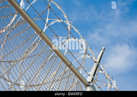 Florida - Februar 2009 - Edelstahl Stacheldraht Spiralen über Maschendrahtzaun an Justizvollzugsanstalt in Zentral-Florida Stockfoto