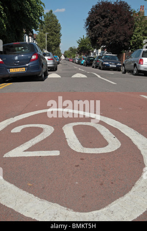 Eine Vorstadt Straße in London gekennzeichnet mit einer Höchstgeschwindigkeit von 20 mph, UK. Stockfoto