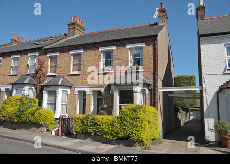 Typische späten viktorianischen Häusern (erbaut ca. 1900) in einer Seitenstraße der West London, Juni 2010. Stockfoto