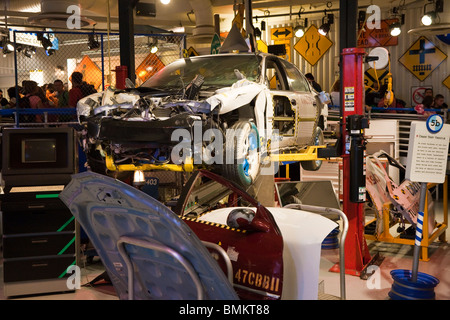 Zerstört, Auto, Teile, Schilder und andere Auto Tests verwandte Elemente in der Ansicht während des Wartens auf Teststrecke Attraktion im Epcot Center Stockfoto