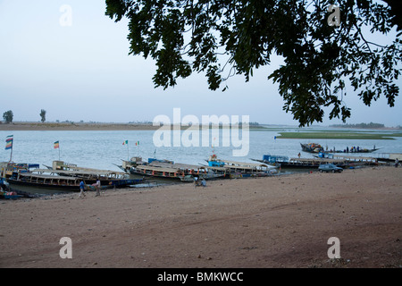 Mali, Mopti. Pinasse Boote auf dem Niger Stockfoto