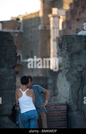 Ein junges Paar entspannen und plaudern an der Roman Forum (Il Foro Romano) Rom, Italien Stockfoto