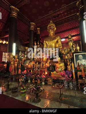 Buddhastatuen im Wat Mai Suwannaphumaham Stockfoto