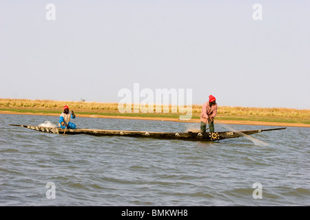 Mali, Mopti. Menschen in Pirogen (kleine Boote) Angeln im Fluss Niger zwischen Mopti & See Debo Stockfoto