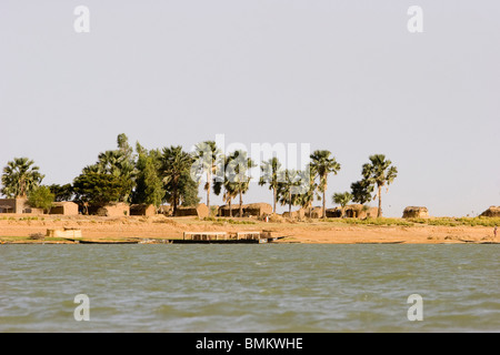 Mali, Mopti. Dorf an den Ufern des Flusses Niger zwischen Mopti & See Debo Stockfoto