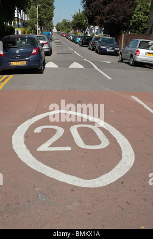 Eine Vorstadt Straße in London gekennzeichnet mit einer Höchstgeschwindigkeit von 20 mph, UK. Stockfoto
