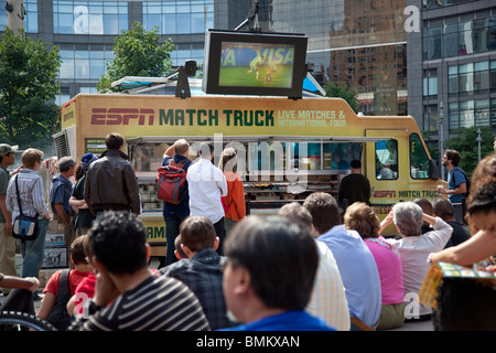 ESPN Spiel LKW zeigen, dass World Cup Soccer entspricht geparkt am Columbus Circle und Central Park South in New York City Stockfoto