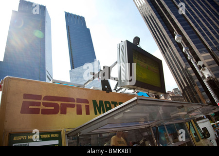 ESPN Spiel LKW zeigen, dass World Cup Soccer entspricht geparkt am Columbus Circle und Central Park South in New York City Stockfoto