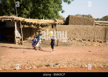 Mali Bamako. Lehmhäuser in einem Dorf auf der Straße Bamako-Djenne Stockfoto