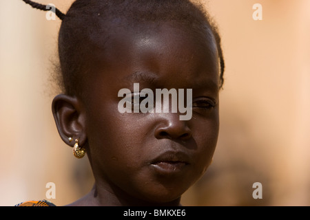 Mali Bamako. Mädchen, Bamako-Djenne Straße Stockfoto