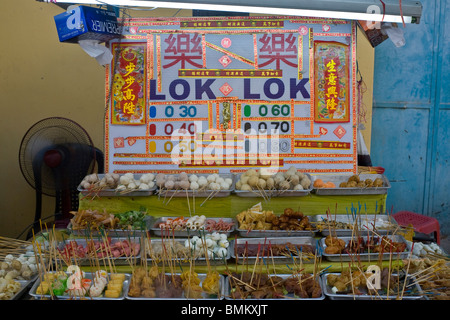 Eine chinesische Straße Garküche mit verschiedenen Spieße in Penang, Malaysia. Stockfoto