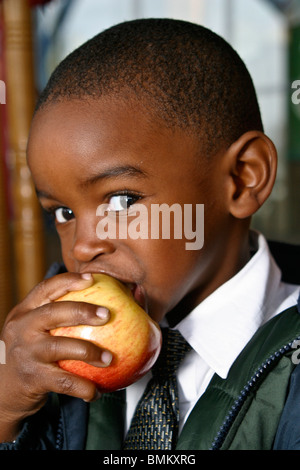 5-7 jährige Olds afroamerikanischen jungen Essen Apfel vor Cracker Barrel laden und Restaurant in Florida Herr © Myrleen Pearson Stockfoto