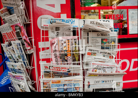 London, UK, Chinatown, Zeitungskiosk, mit Zeitungskiosk zum Verkauf im Rack draußen, Detail Street Shop Front, Zeitungskiosk Stockfoto