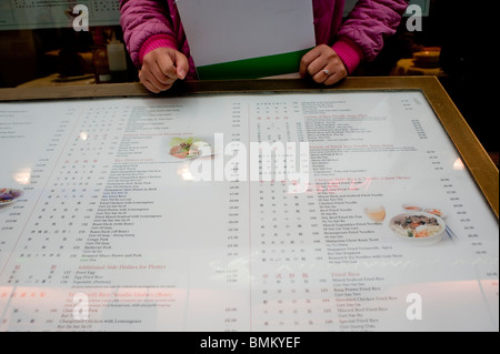 London, Großbritannien, Chinatown, Detail, Hände, Frau liest Menü vor dem chinesischen Restaurant, Stockfoto
