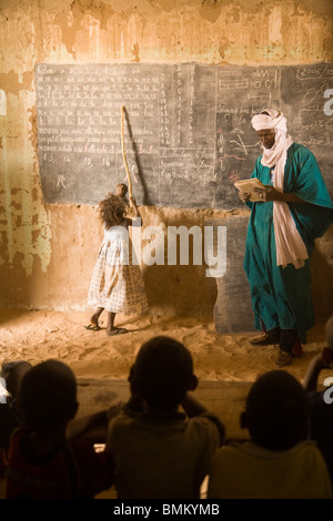 Mali. Tuareg-Lehrer und Mädchen vor einer Tafel an einer Grundschule Stockfoto