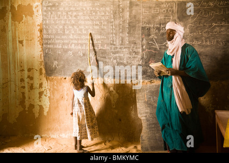 Mali. Tuareg-Lehrer und Mädchen vor einer Tafel an einer Grundschule Stockfoto