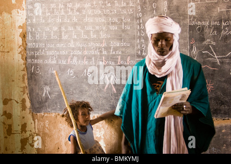 Mali. Tuareg-Lehrer und Mädchen vor einer Tafel an einer Grundschule Stockfoto