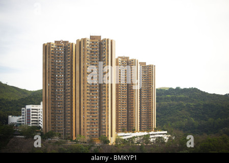 Hoch steigenden Wohnung Bausteine stehen oben auf einem Berg in Hongkong. Stockfoto