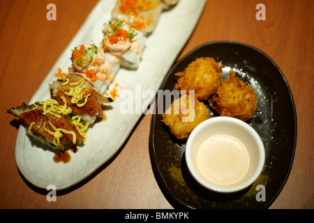 Traditionelle japanische Küche. Garnelen Sushi Platte, Teriyaki Huhn Stockfoto