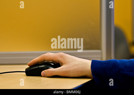 Die Hand des Mannes auf einer Computer-Maus. Stockfoto