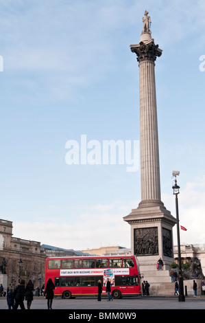 Nelson Säule und einem Londoner Bus, Trafalgar Square, London, Vereinigtes Königreich Stockfoto