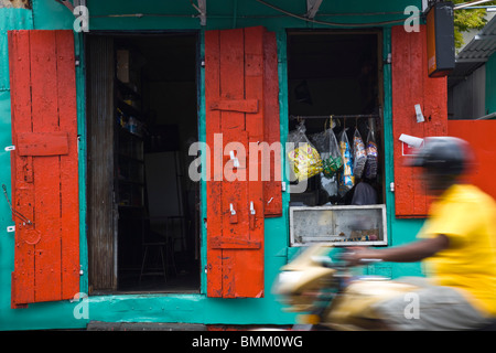 Mauritius, Port Louis, Chinatown, bunten Shop mit rasenden Motorradfahrer Stockfoto