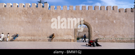 Afrika, Marokko, Nachmittagssonne leuchtet Platz in alten ummauerten Medina in Stadt Essaouira an der Atlantikküste Stockfoto