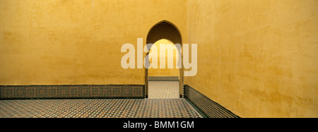 Afrika, Marokko, Safran gefärbt Eingangsbereich innen Mausoleum des Moulay Ismail in Stadt Meknes Stockfoto